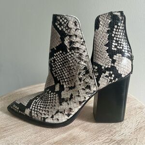 Vince Camuto Gigietta Snake Ankle Boots Black and White Sz 6.5 NWOB